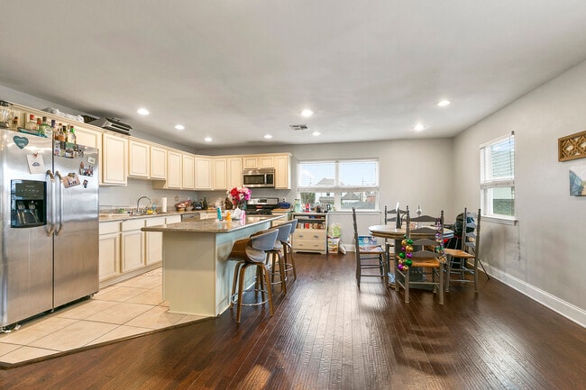 Building Photo - 6540 Fleur de Lis Dr