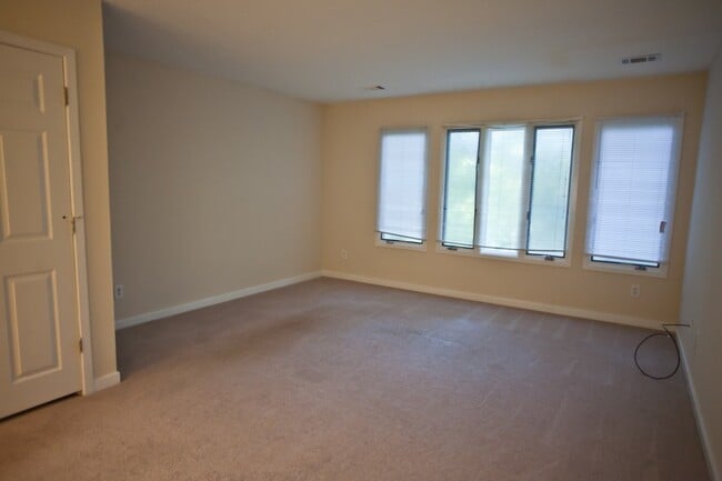 Building Photo - Live close to campus at Mill Creek. Pool a...