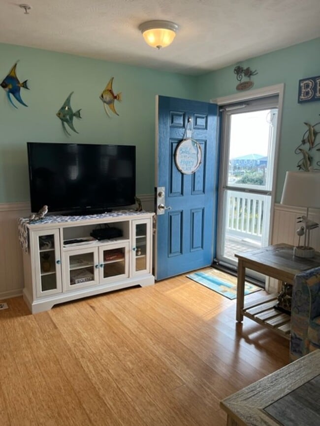 Building Photo - 305 N Topsail Dr