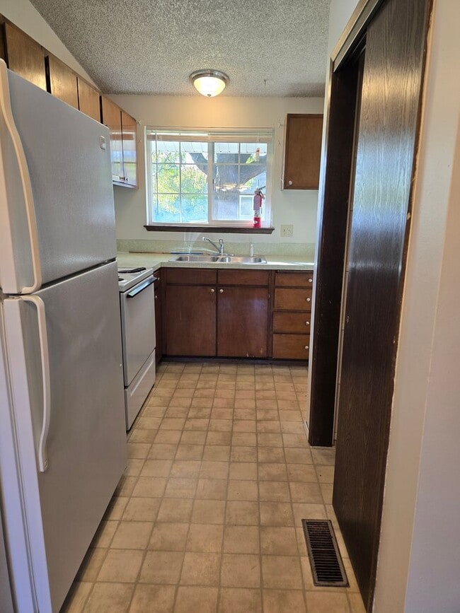 Building Photo - Eastland Duplex