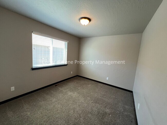 Foto del edificio - 3 bed house behind Crown Pointe Park!