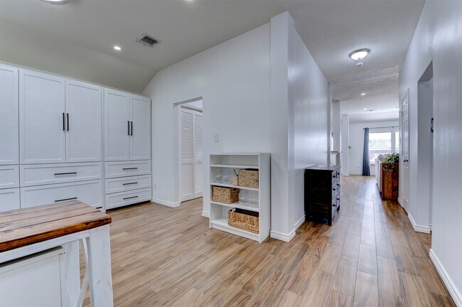 Foto del edificio - 1423 Sand Lake Ln