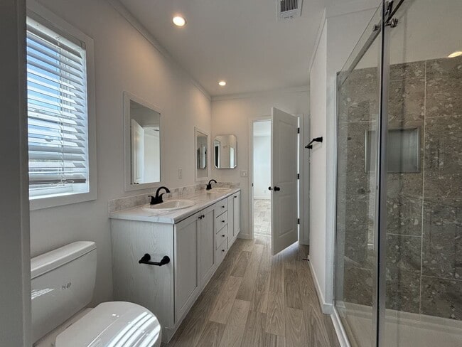 Foto del edificio - 5641 Blue Harbor Dr
