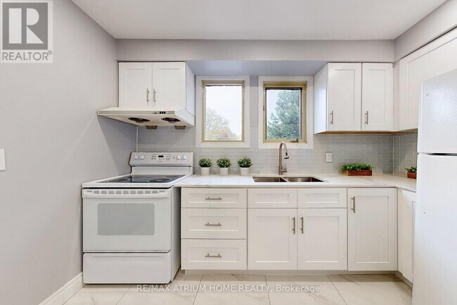 Building Photo - 10 Townsend Rd