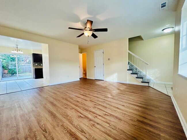 Sala de estar - 718 Spence Cir