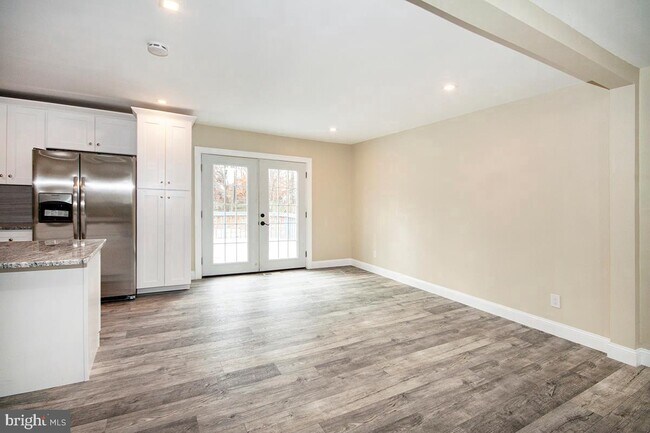 Building Photo - 915 Hillside Dr