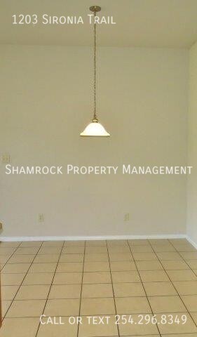 Building Photo - Great Location off Hwy 84