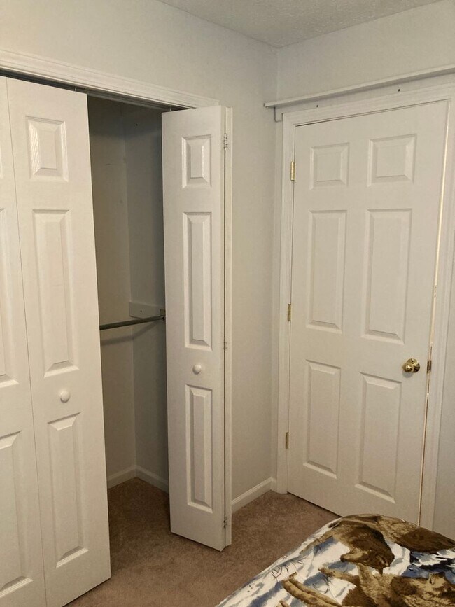 Building Photo - STUDENT - Room for rent