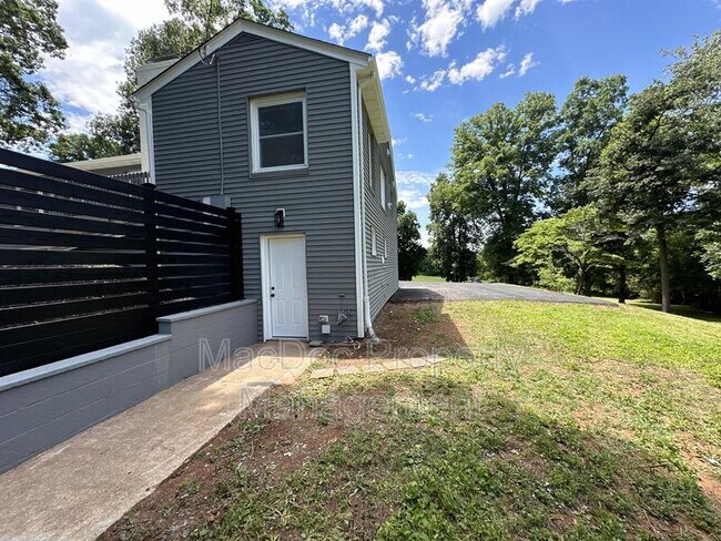 Building Photo - 12317 Metlock Road Unit B