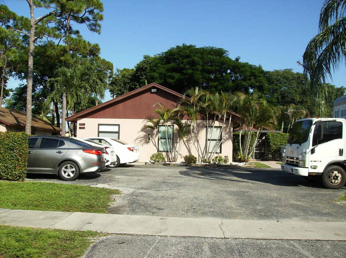 Primary Photo - 2704 Ida Way