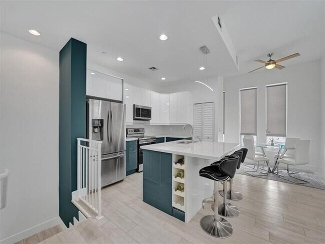 Foto del edificio - 703 SE 16th Ct