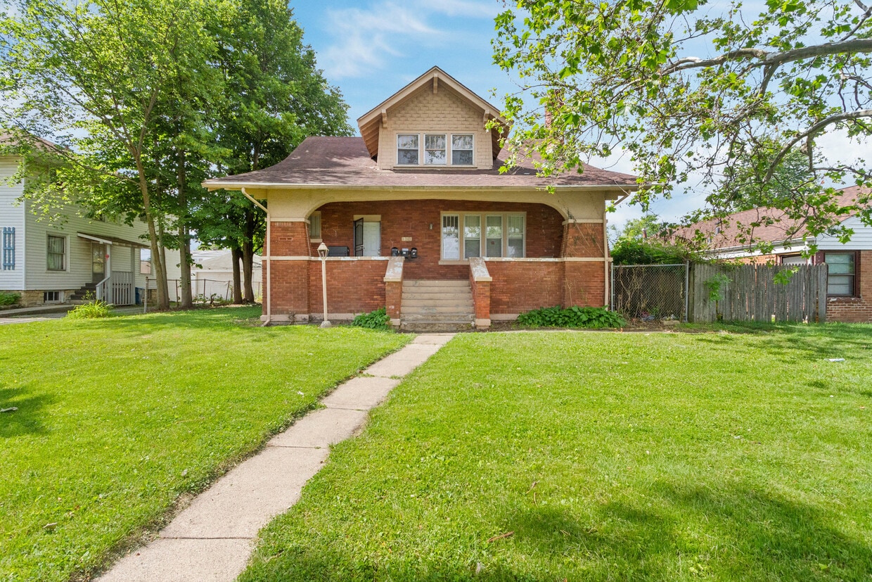Primary Photo - 320 W 16th St