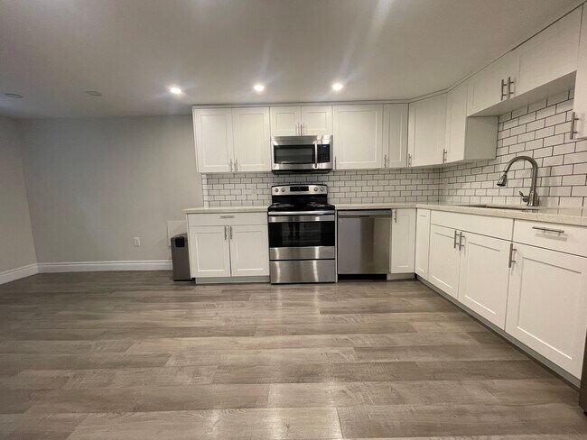 Building Photo - Upper Mountain Renovated Suite