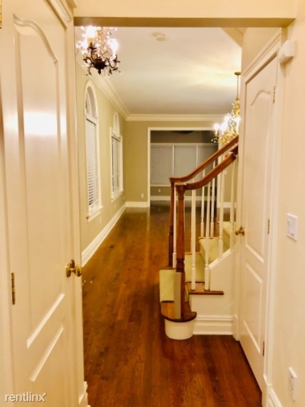 Building Photo - 3 br, 3.5 bath Townhome - 82 E Putnam Ave