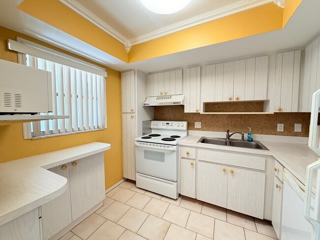 Building Photo - RESORT-STYLE 55+ LIVING — 1 BED / 1 BATH WITH PRIVATE LANAI & GOLF COURSE VIEWS! ? 1 MONTH FREE ?