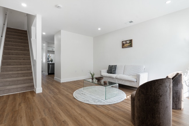 Foto del edificio - 94 Irvine Turner Blvd