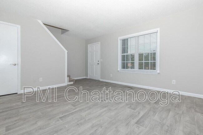 Foto del edificio - 223 Cloud Springs Rd