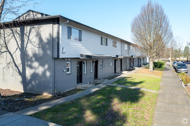 Entrada - Melrose Court Apartments