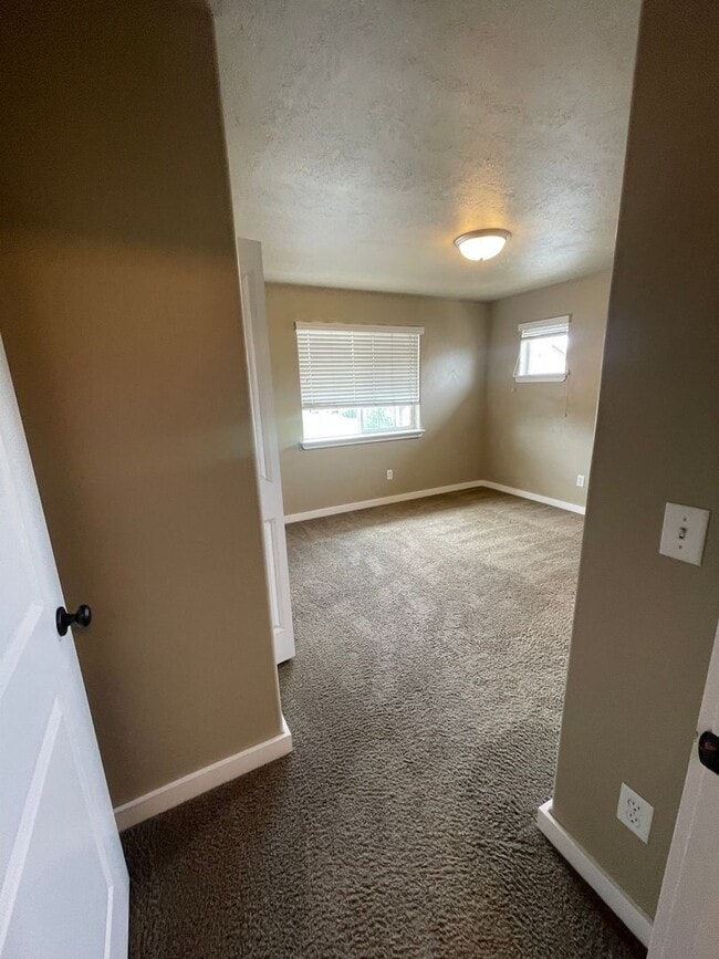 Building Photo - 2 bedroom 2 bath condo centrally located o...