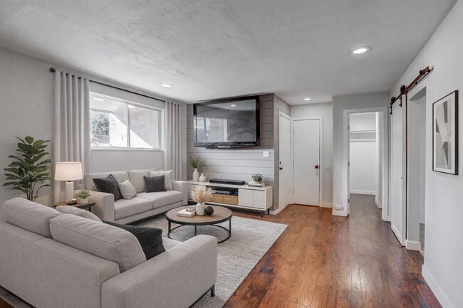 Foto del edificio - $1,295.95 - 1 Bed Updated Condo right by Cherry Creek Shopping Center!
