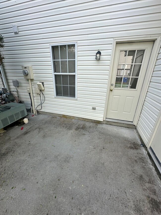 Building Photo - 3 Bed - 3Bath with Den