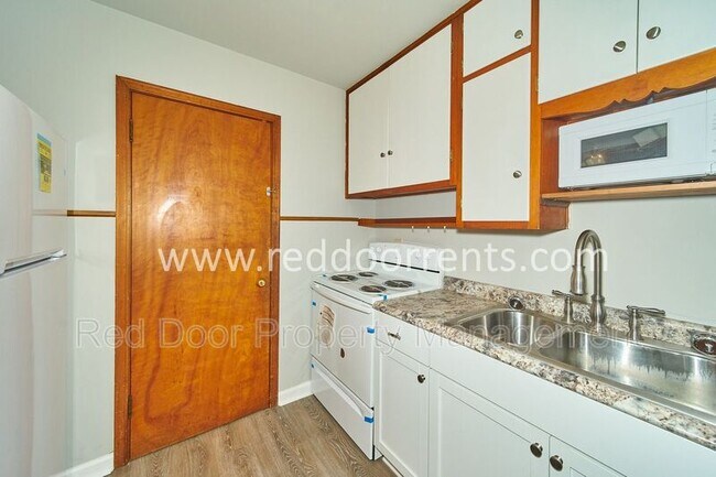 Building Photo - 2025 E 61st St