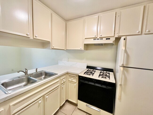 Foto del edificio - Downstairs North Park Apartment with Parking & Onsite Laundry!