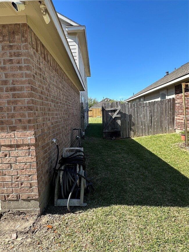 Building Photo - 11010 View Pointe Ln