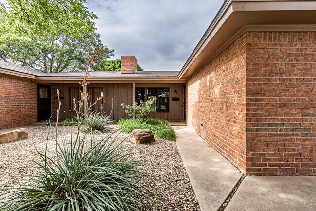 Building Photo - Welcome Home to Your Dream Duplex in Melon...