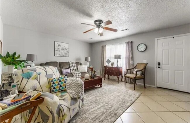 Foto del edificio - 2 bedroom 1 bath duplex with 1 car garage
