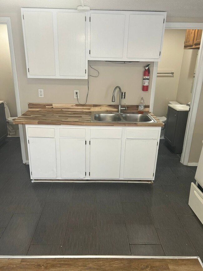 Foto del edificio - $1000 a month! 4-Bedroom Apartment Near Ba...