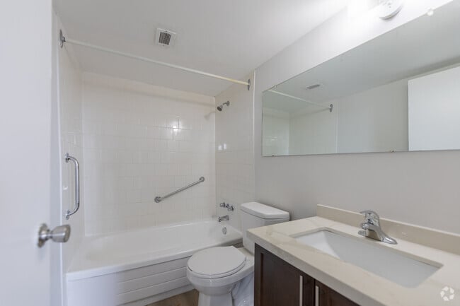 2 chambres, 1 salle de bain - Salle de bain - Kings Forest Manor