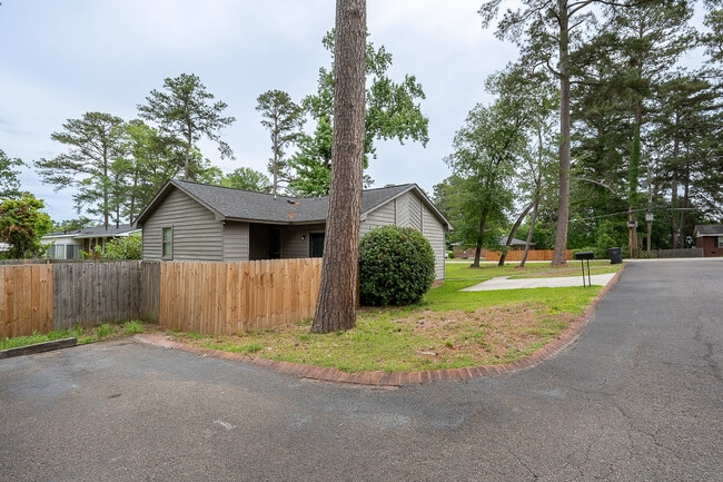 Building Photo - 3101 Village W Dr