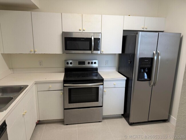 Foto del edificio - 1095 Golden Lakes Blvd