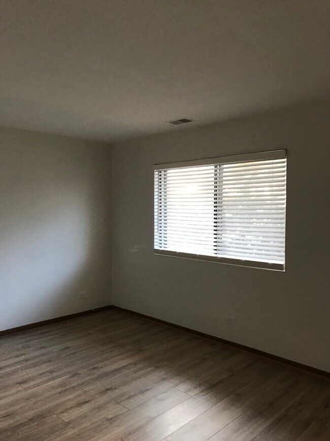 Building Photo - 503 Smith Dr