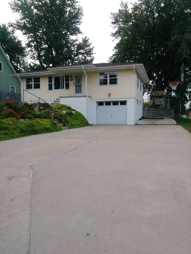 Foto principal - Beautiful 3 bed 1 bath house, over sized driveway, garage and fenced in back yard $1795