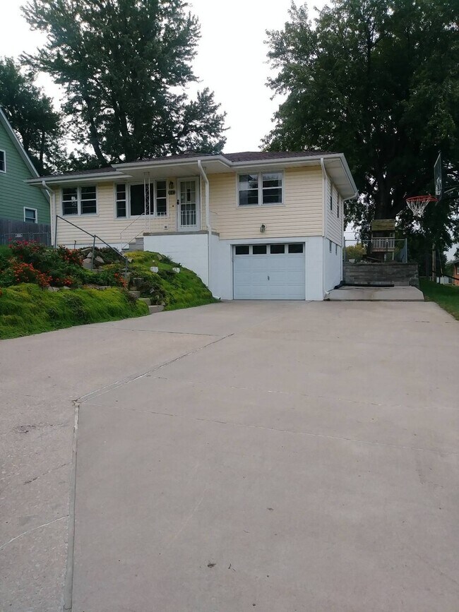 Building Photo - 8147 Burdette St