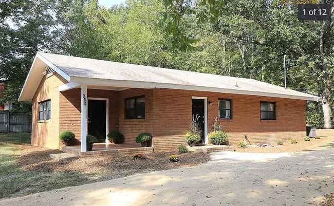 Building Photo - 300 Barclay Rd