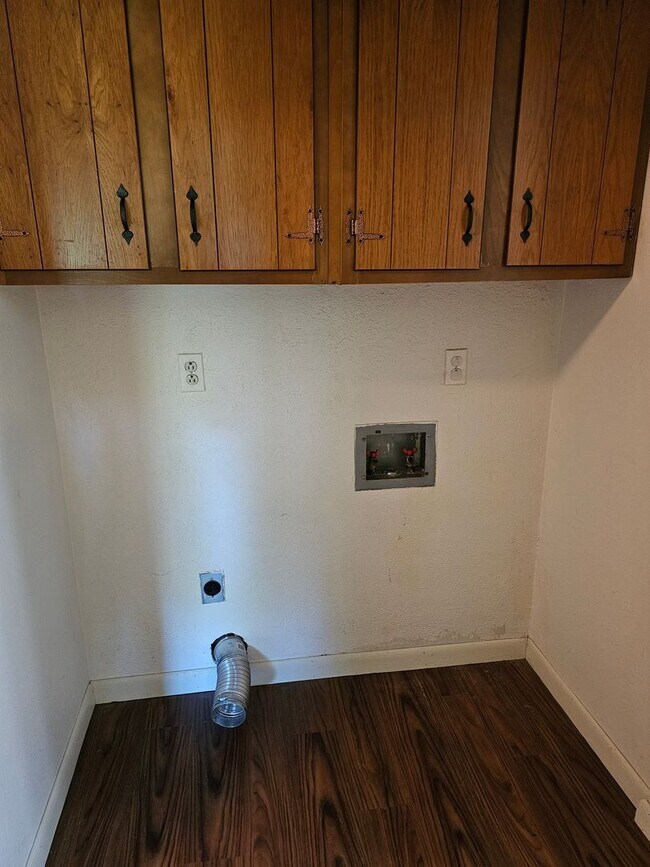 Building Photo - Updated 2 Bedroom Home