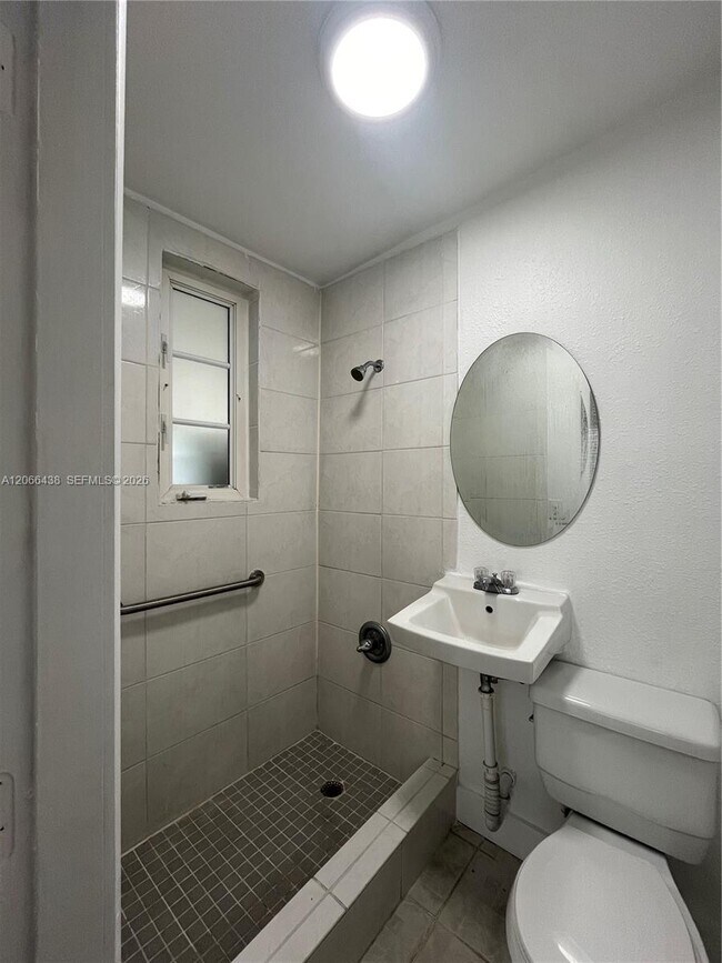 Foto del edificio - 160 W 60th St