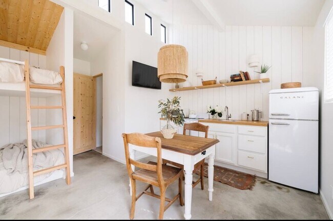Building Photo - Traveling Nurse? Fully furnished studio ap...