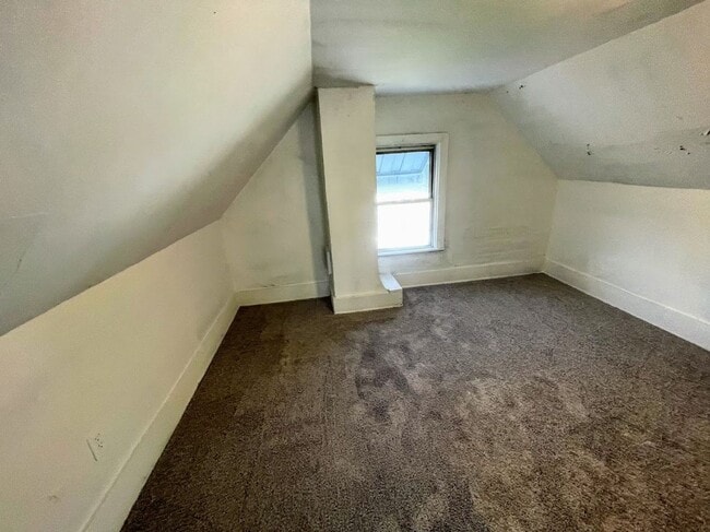 Building Photo - Spacious 4 Bed/1 Bath Home - Newly Updated...