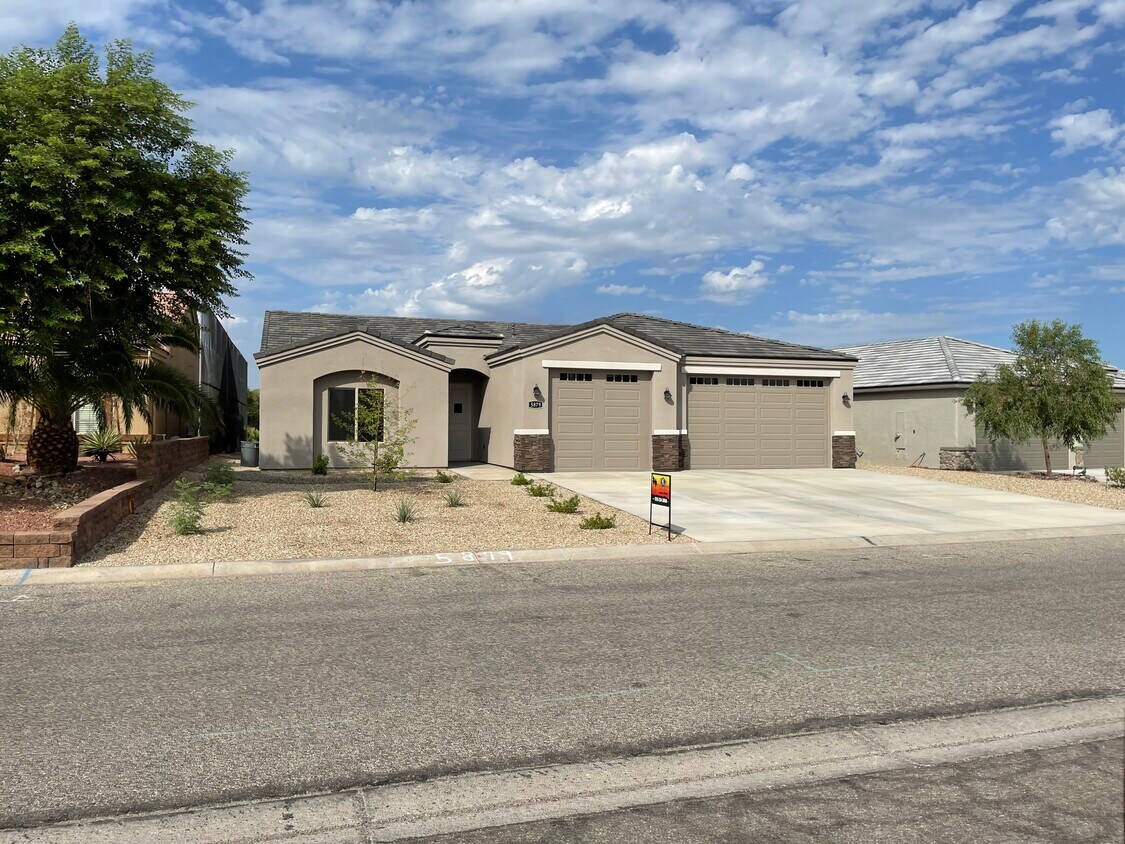 Foto principal - 5879 Desert Lakes Dr