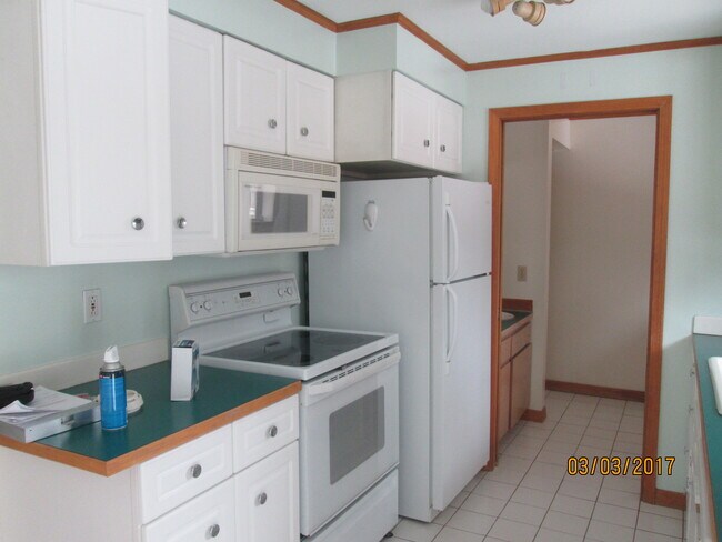 kitchen range, fridge - 2010 S Woodlawn Rd