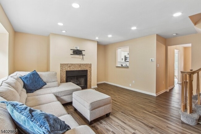 Building Photo - 4 Tow Path Cres