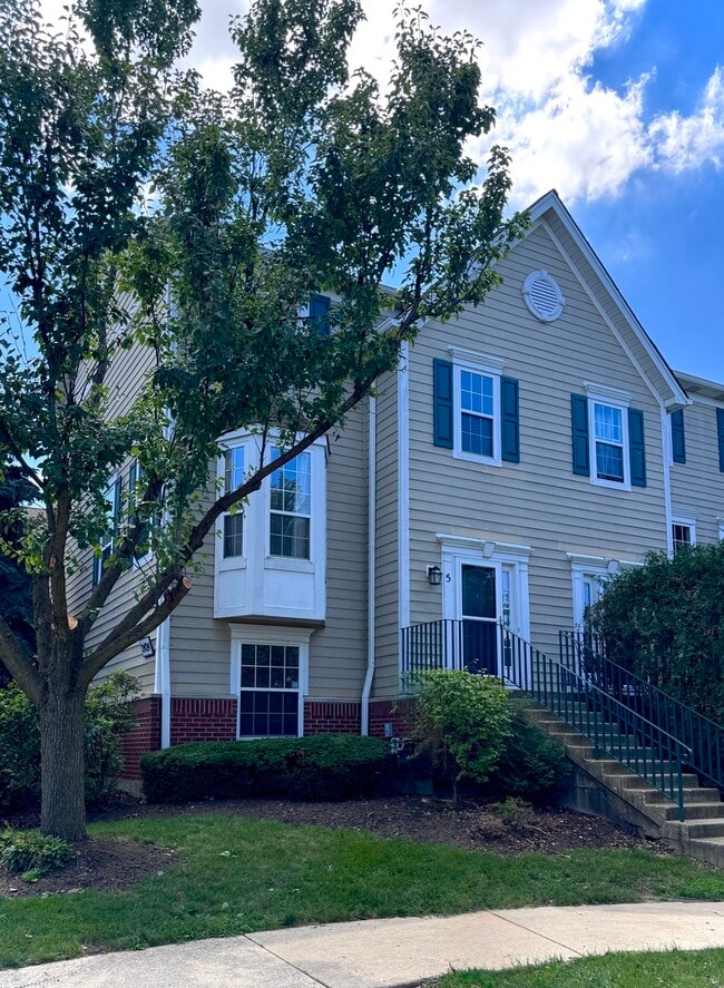 Building Photo - 2424 Courtyard Cir