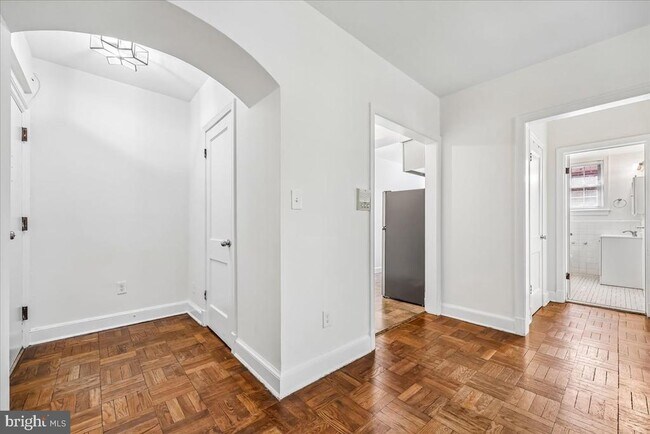 Foto del edificio - 4481 MacArthur Blvd NW
