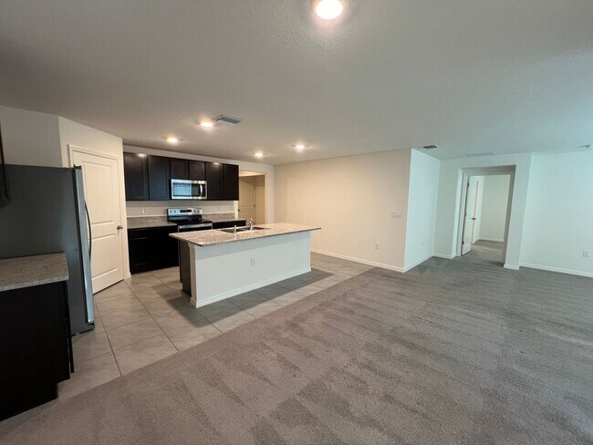 Foto del edificio - GORGEOUS 4 Bedroom, 2 Bathroom Home in the...