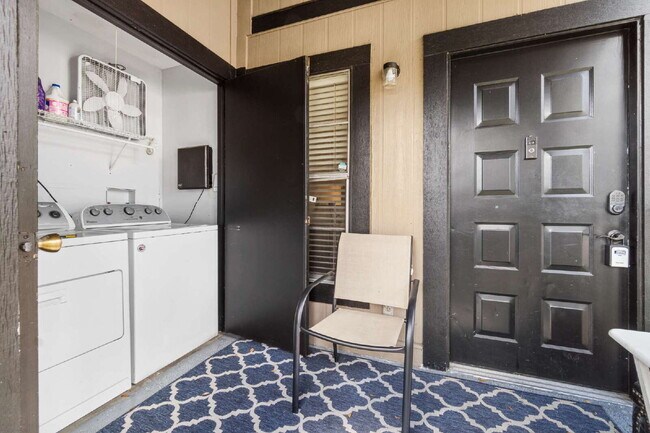 Building Photo - Chic & Cozy 2-Bed, 2-Bath Condo Retreat in Heart of Tampa