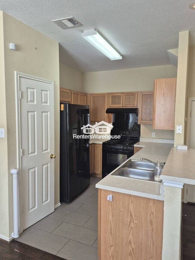 Building Photo - Perfect upgrade from an apartment!